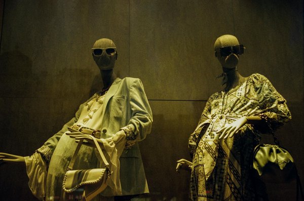 Découvrez les 10 pièces vintage essentielles à intégrer impérativement dans votre garde-robe !