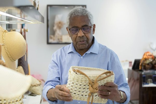 Découvrez les 10 postures de yoga essentielles pour tonifier vos abdominaux et affiner votre taille féminine.